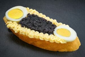 Weißbrot mit Kaviar, darunter hausgemachte Mayonnaise, garniert mit Ei, (Produkt ist MSC zertifiziert)