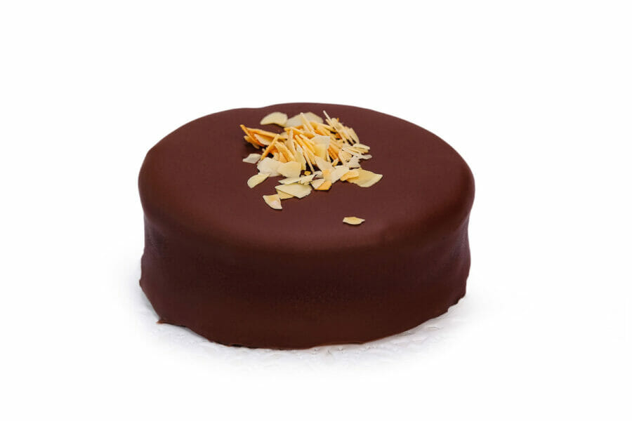 Ischler Törtchen - Zwei Mürbeteigschalen, gefüllt mit köstlicher Schokoladencreme und umhüllt mit einer Schicht aus dunkler Schokolade.